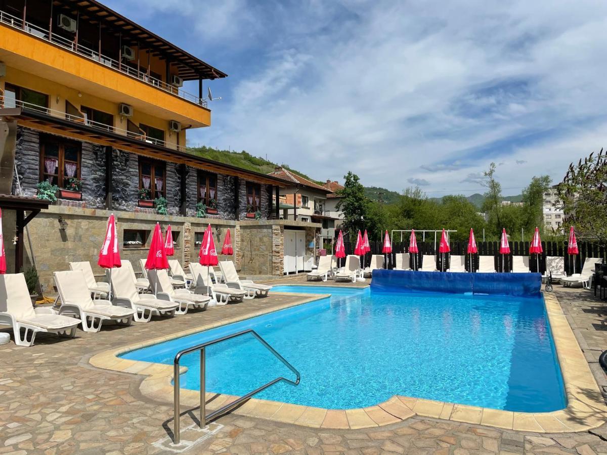Family Hotel Enica Teteven Εξωτερικό φωτογραφία