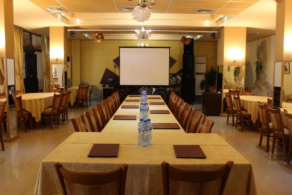 Family Hotel Enica Teteven Εξωτερικό φωτογραφία